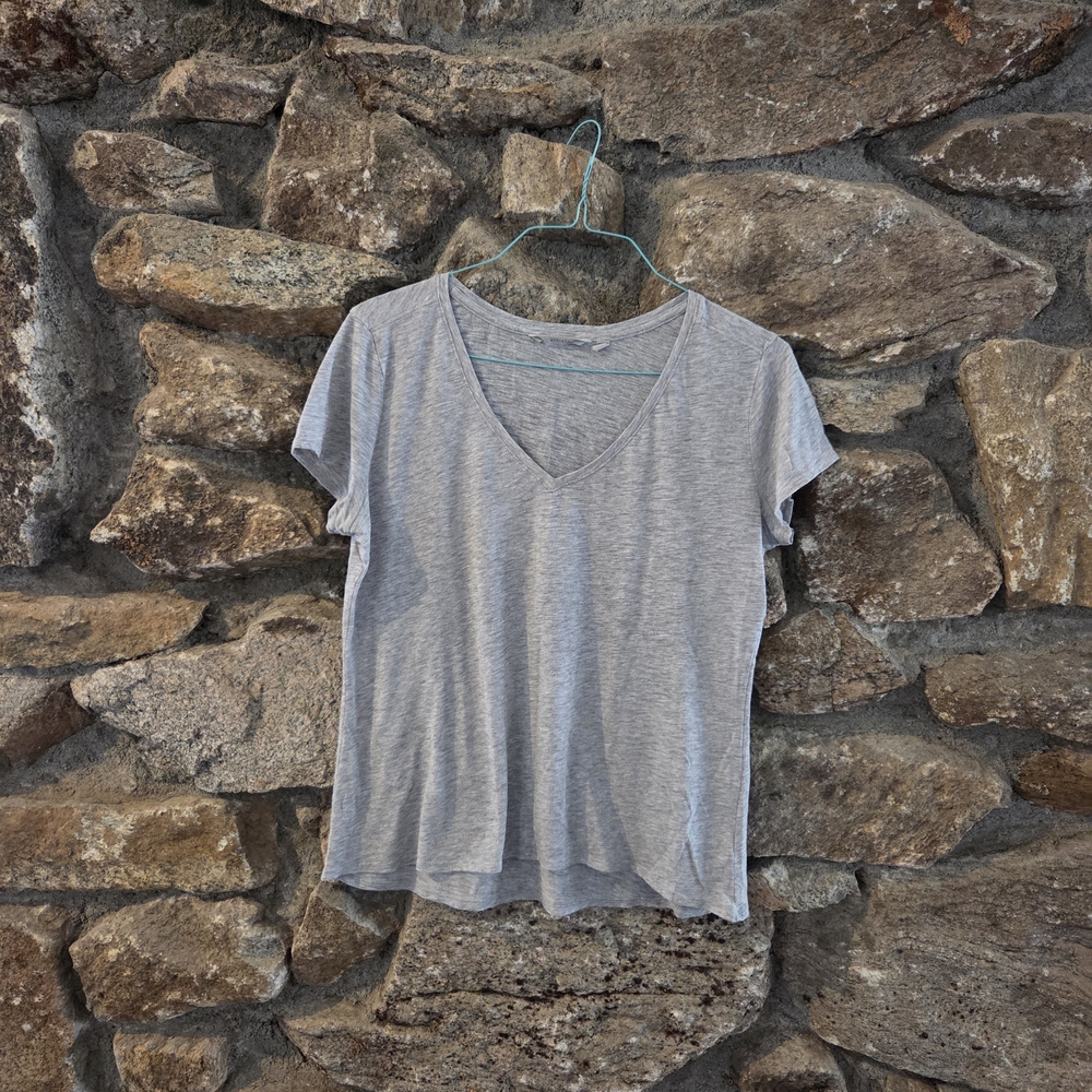 Athleta Light Gray V-Neck Short Sleeve Tee